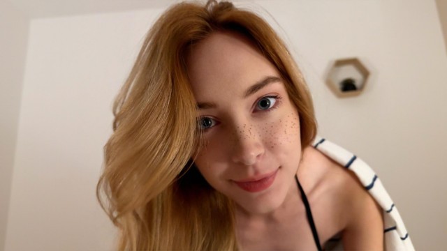Hermanastro le enseñó a la hermanastra cómo ponerse en cuclillas en una polla para mantenerla caliente - Loly Nebel (Amateur completo)