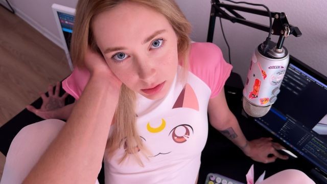 Hermanastra fue atrapada haciendo webcam, ahora ella también actúa en porno - Loly Nebel (Amateur completo)